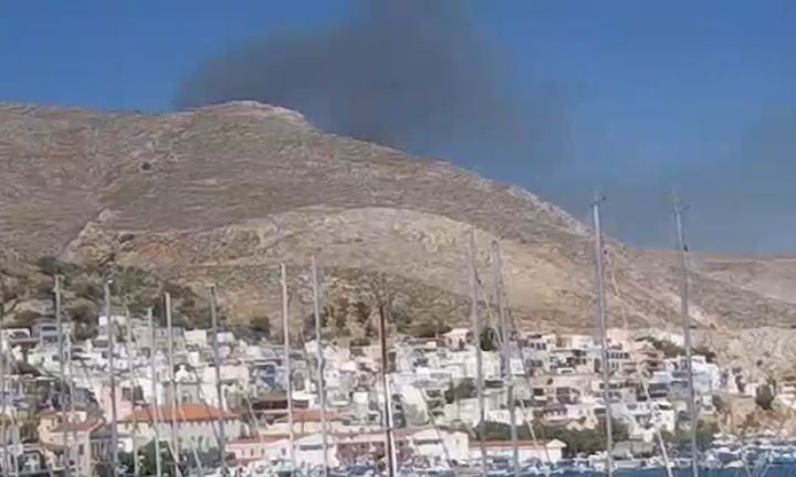 Φωτιά στην Κάλυμνο: Άμεση αντίδραση της πυροσβεστικής, σηκώθηκε ελικόπτερο