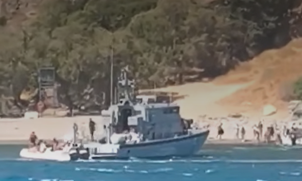Φωτιά στο Ρέθυμνο: Απεγκλωβίστηκαν από θαλάσσης 50 άτομα από την παραλία Πρέβελης – Βίντεο