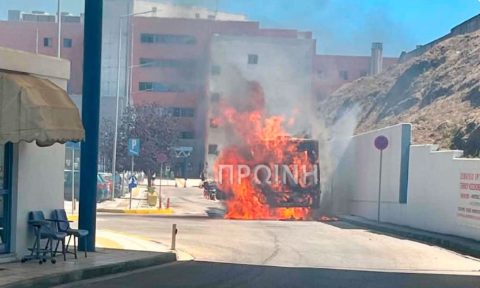 Καβάλα: Φωτιά σε αστικό λεωφορείο έξω από νοσοκομείο – Στις φλόγες το όχημα εν κινήσει