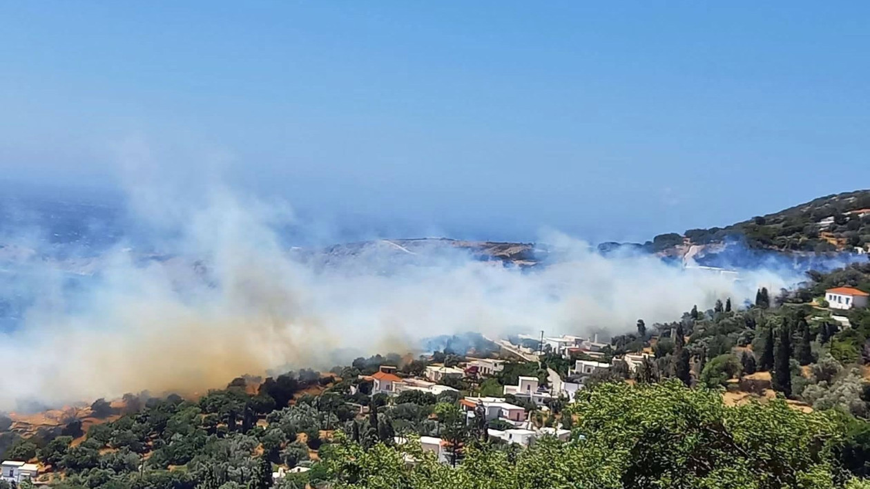 Φωτιά στην Άνδρο: Μηνύματα από το 112 για εκκενώσεις σε Παλαιόπολη και Κόλυμπο