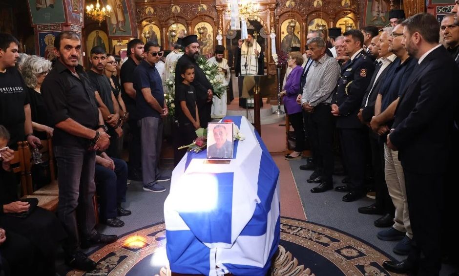 Φωτιά στο Ρέθυμνο: Θρήνος στο τελευταίο «αντίο» στον πυροσβέστη Μανώλη Στρατιδάκη