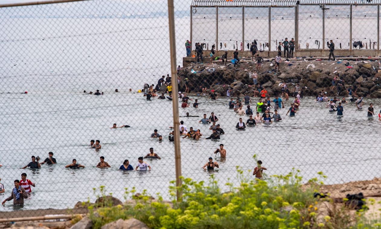 Μεταναστευτική κρίση στη Θέουτα: «Σάντσεζ, κάθαρμα, παραιτήσου» – «Θερμή» υποδοχή  στον πρωθυπουργό