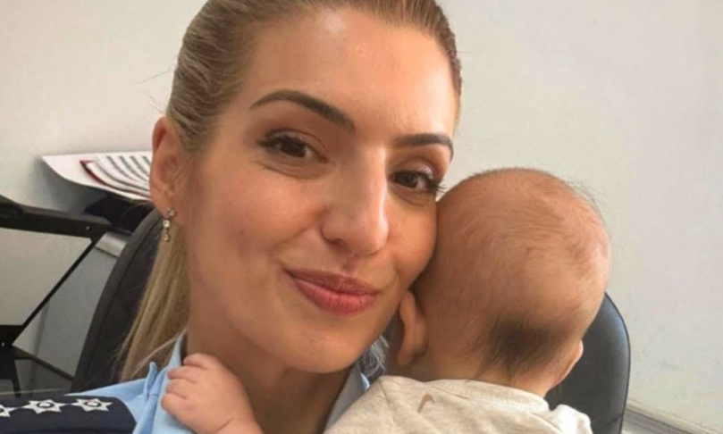 Αστυνομικός πρόσεξε το μωρό γυναίκας μέχρι να εκδώσει η μητέρα διαβατήριο