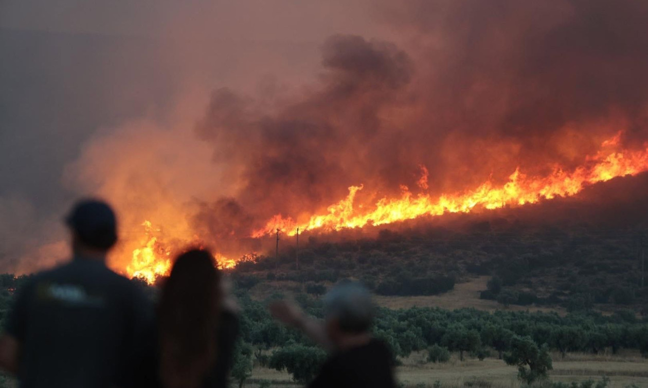 Φωτιές σε Αττική, Βοιωτία και Αργολίδα: Ο καπνός έφτασε στη Βόρεια Αφρική – Δορυφορικές εικόνες