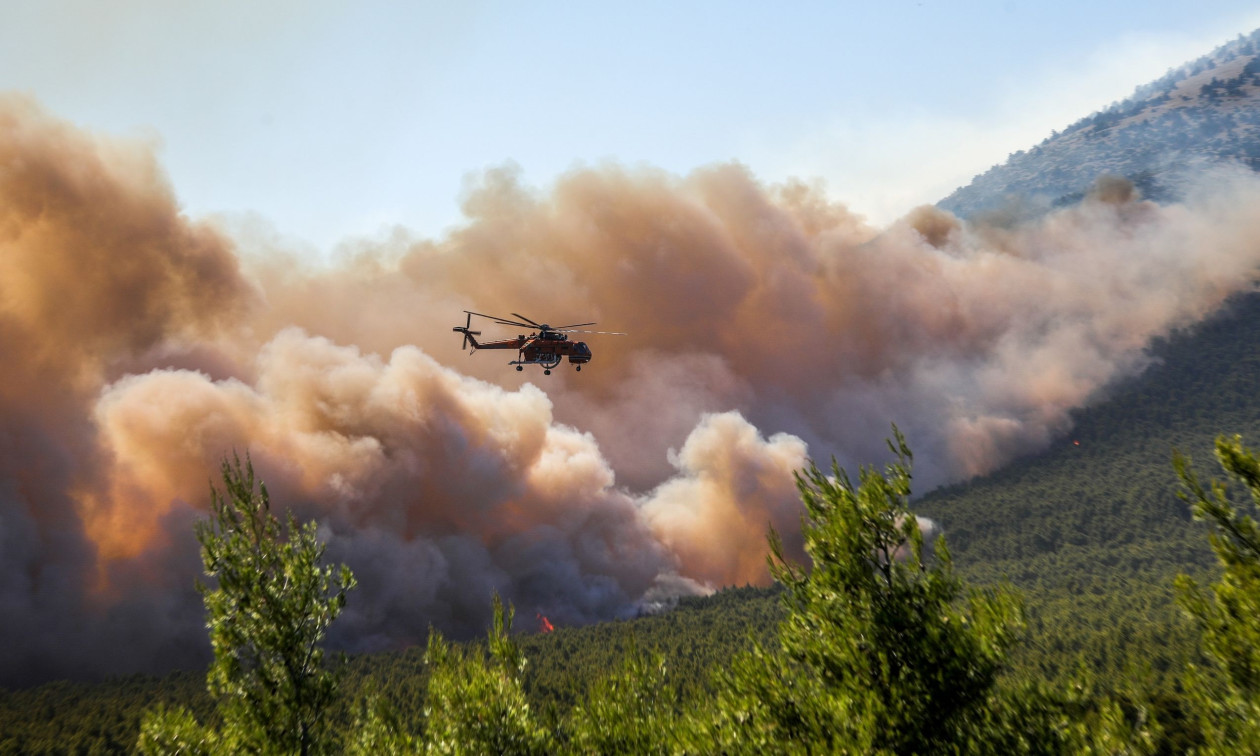 Πυκνό νέφος καλύπτει την Πελοπόννησο από τη φωτιά στο Πόρτο Γερμενό – Βίντεο