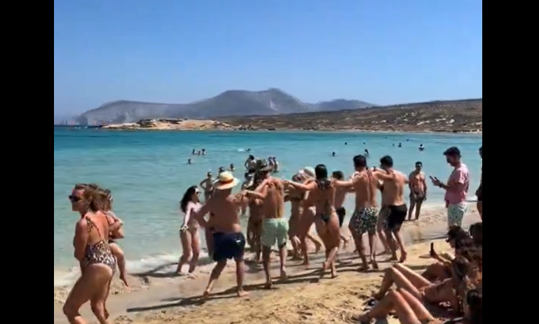Κουφονήσι: Λουόμενοι χορεύουν Ικαριώτικο σε «πανηγύρι» στην παραλία – «Τι φρίκη είναι αυτή;»
