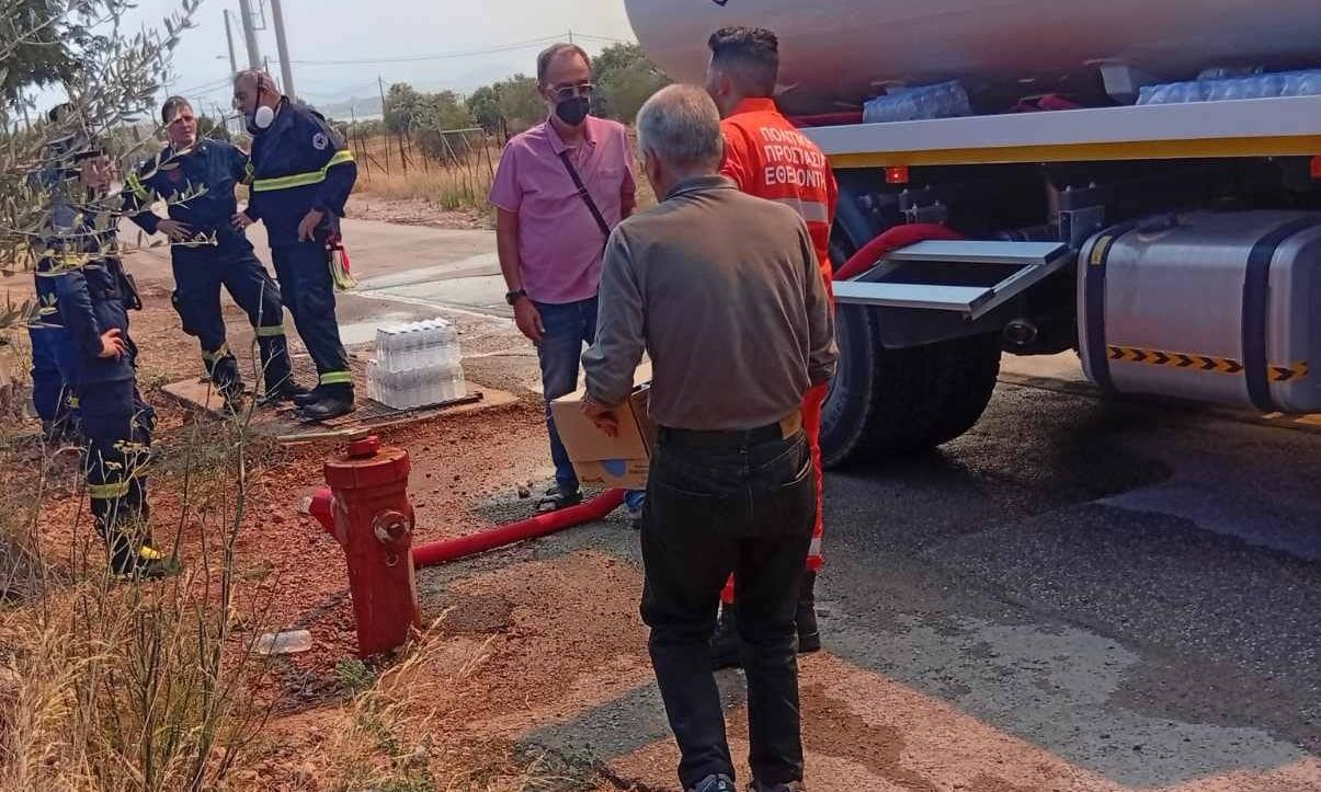 Κλιμάκιο του ΣΥΡΙΖΑ μοίρασε 1.500 μπουκάλια νερό στους πυροσβέστες
