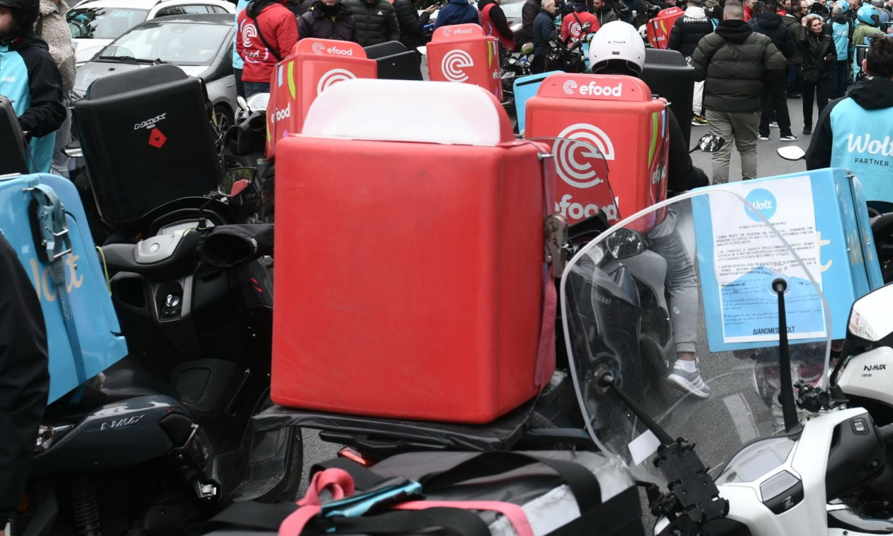 Το delivery σκοτώνει το «έξω» – Προβληματισμός στην αγορά από την εκρηκτική άνοδος των παραγγελιών  