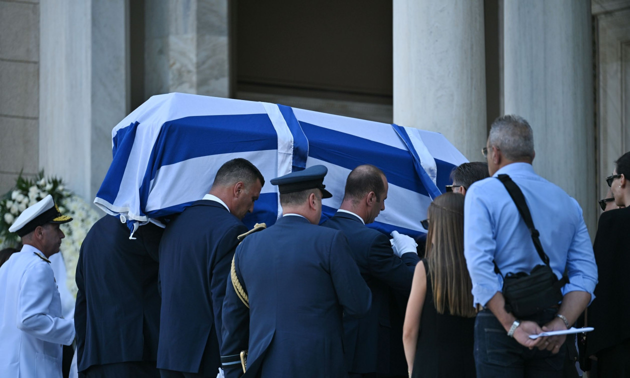 Ιωάννης Βαρβιτσιώτης: Συγκίνηση στον τελευταίο αποχαιρετισμό στη Μητρόπολη Αθηνών – Εικόνες