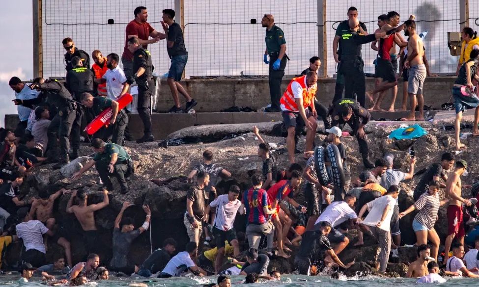 Ελληνική πρόταση για τη μετανάστευση: Αναστολή ασύλου για απόπειρα εισβολής όπως Θέουτα και Έβρος