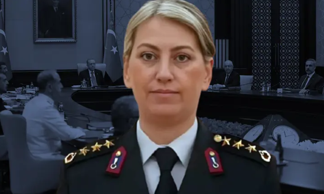 Πρώτη γυναίκα ταξίαρχος της Τουρκικής Πολεμικής Αεροπορίας – Ποια είναι η Οζλέμ Καραπινάρ