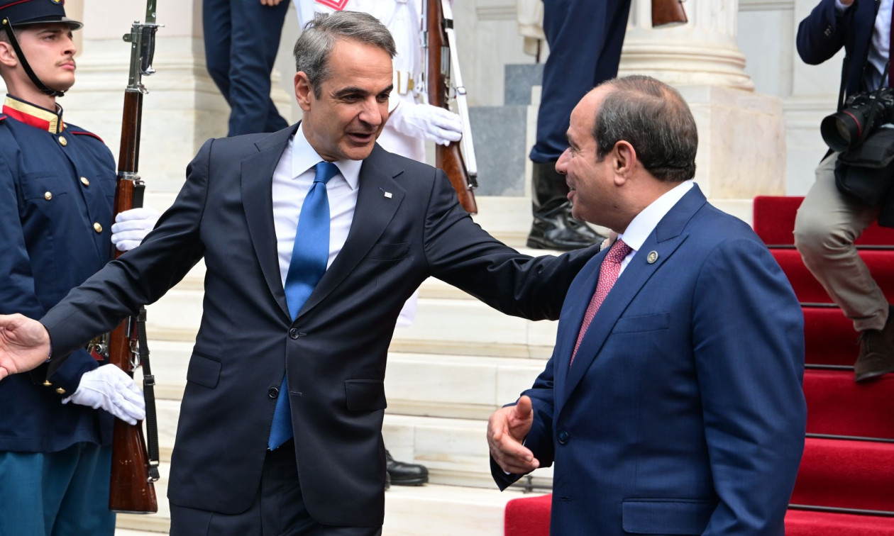 Τηλεφωνική επικοινωνία Μητσοτάκη – Σίσι: Έτοιμη να βοηθήσει για τις πυρκαγιές η Αίγυπτος