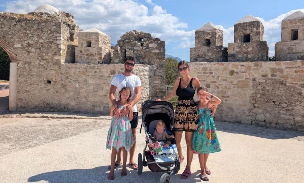Απαρηγόρητη οικογένεια Βρετανών: Κάηκε το σπίτι που αγόρασαν στην Ελλάδα, μέρες πριν μετακόμιση
