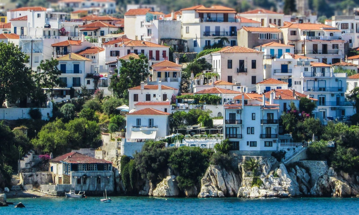 Σκιάθος: 39χρονη Βρετανίδα μέθυσε με την κόρη της και έκανε ζημιές σε ξενοδοχείο και Κέντρο Υγείας