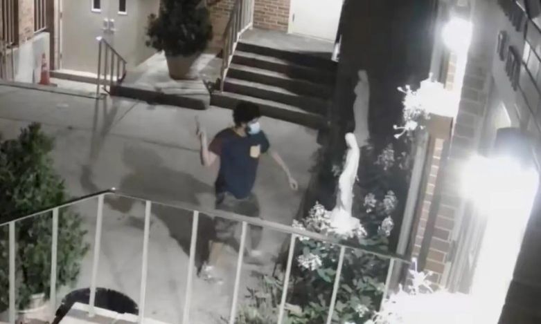 Βάνδαλος με σφυρί αποκεφαλίζει άγαλμα της Παναγίας έξω από εκκλησία – Τρίτη επίθεση φέτος