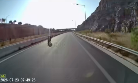 Κρήτη: Μοτοσυκλέτα προσπερνά αυτοκίνητο με ταχύτητα 200 χλμ την ώρα και εξαφανίζεται – Βίντεο