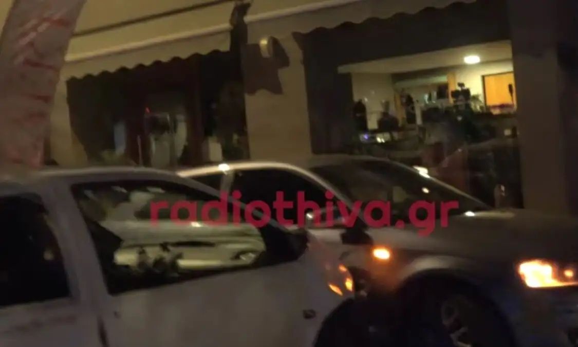 Θήβα: Ρομά εκτός ελέγχου εμβόλιζε επανειλημμένα σταθμευμένο όχημα μετά από καβγά – Βίντεο
