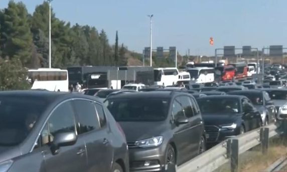 Μποτιλιάρισμα στο τελωνείο των Ευζώνων – Χιλιάδες Βαλκάνιοι τουρίστες εισρέουν στη χώρα