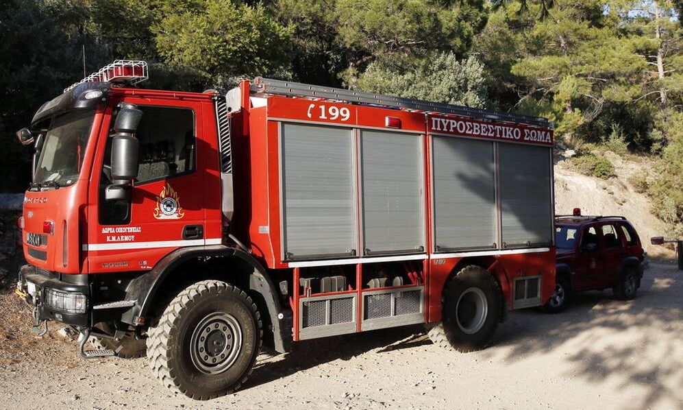 Πυρκαγιά στο Κορωπί – Επιχειρούν και εναέρια μέσα