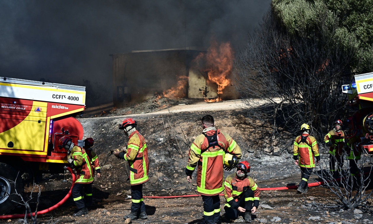 Φωτιά στον Κουβαρά: Αστυνομικοί απεγκλωβίζουν ηλικιωμένη από το σπίτι της – Οι φλόγες ήταν στην αυλή