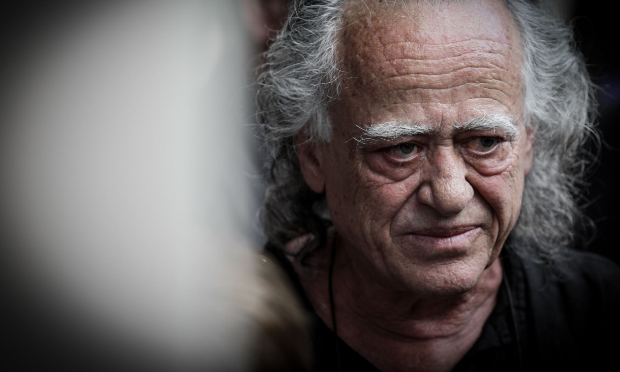 Νίκος Καλογερόπουλος: Πώς χάρη στην επιμονή του, δημιουργήθηκε ο «Μάιμος» της σειράς «στο Κάμπινγκ»
