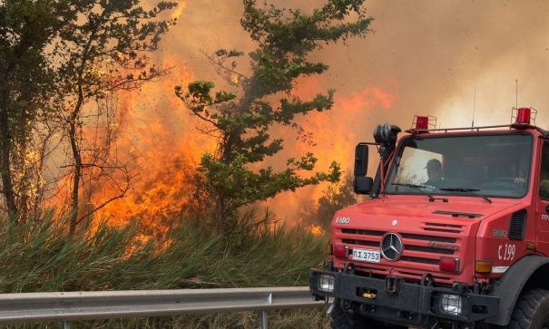 Πυρκαγιά στην Καβάλα – Επιχειρούν και εναέρια μέσα