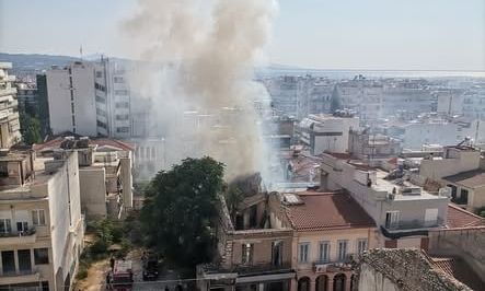 Φωτιά μια ανάσα από σπίτια στην Πάτρα – Πρόλαβε τα χειρότερα η Πυροσβεστική