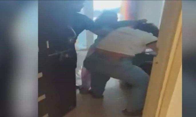 Viral βίντεο: Βρήκε τον άνδρα της στο διαμέρισμα άλλης γυναίκας – Το μαλλιοτράβηγμα ήταν μόνο η αρχή