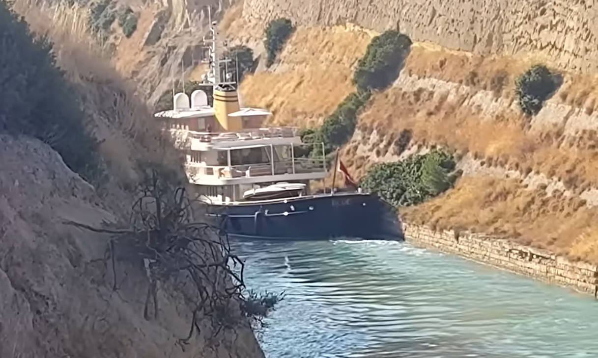 Ισθμός: Superyacht αξίας 50 εκατ. δολαρίων «χτύπησε» στα πρανή της Διώρυγας Κορίνθου – Βίντεο
