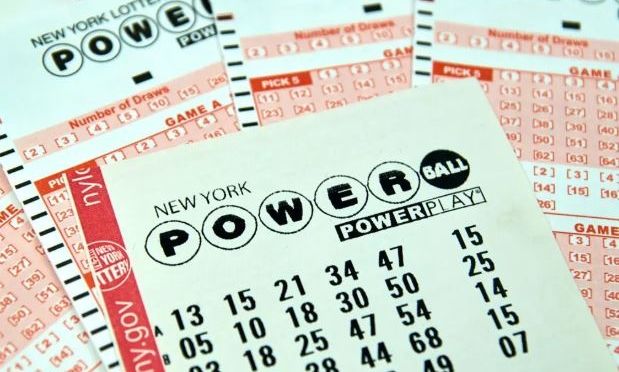 Powerball: Παίκτης στο Ιλινόις κέρδισε το μεγαλύτερο τζακποτ του 2026 ύψους 1,04 δισ. δολαρίων