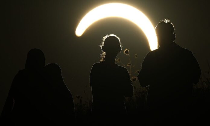 1756317-92de3b29-britain-solar-eclipse.jpg