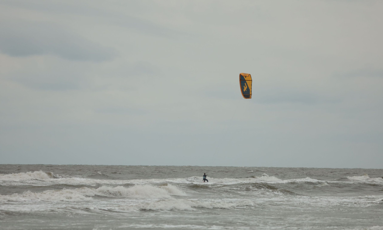Φθιώτιδα: Παραλίγο να πνιγεί Kite surfer στις Ράχες μετά από ατύχημα