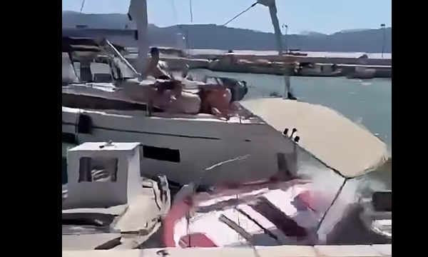 Κάλαμος: Ιστιοφόρο προσκρούει σε δεμένα σκάφη – Η στιγμή της αναστάτωσης στο λιμάνι – Βίντεο