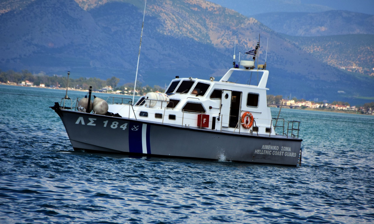 Βυθίστηκε καταμαράν στις Φλέβες Σαρωνικού με 10 επιβάτες – Σε εξέλιξη επιχείρηση διάσωσης