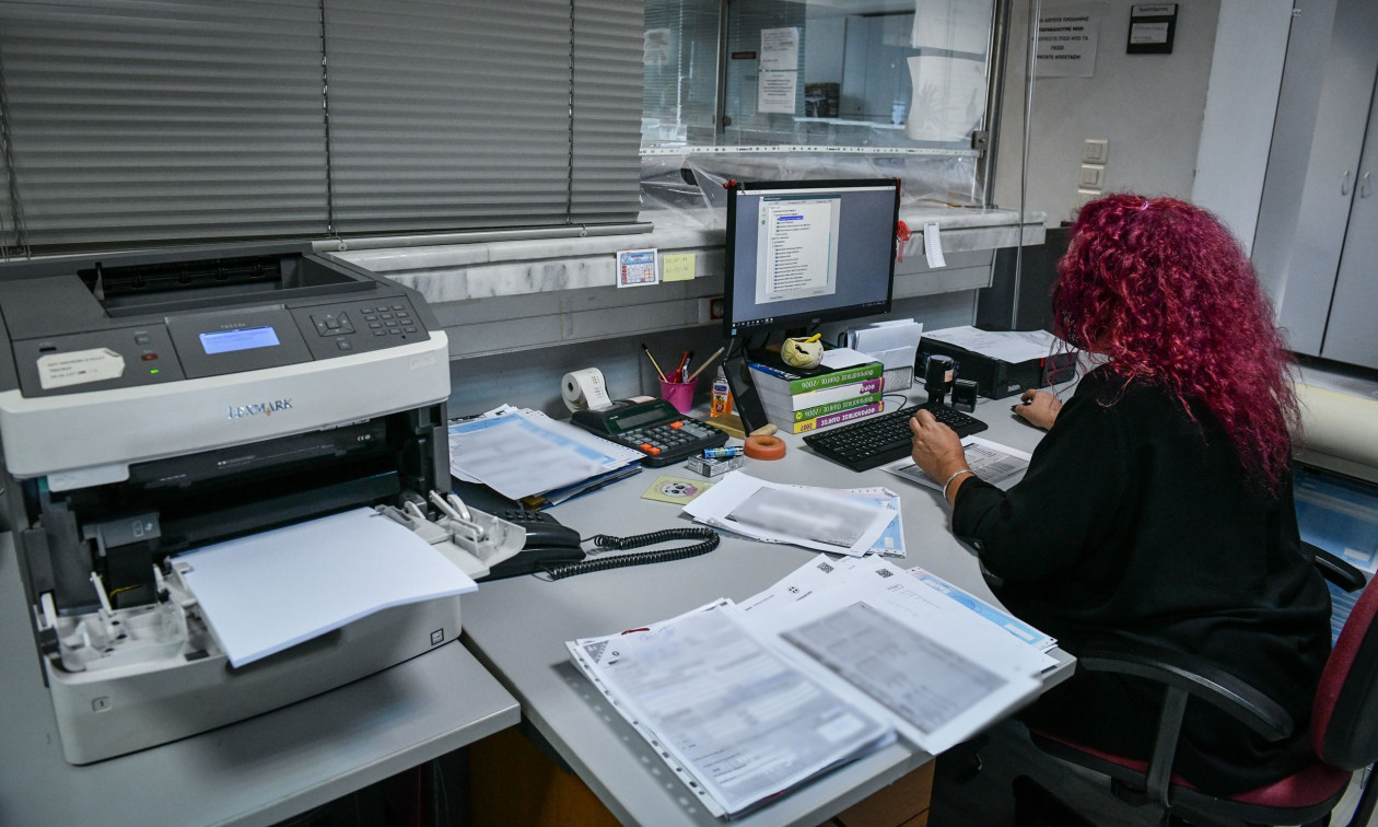 Μπόνους για 40.000 δημόσιους υπαλλήλους – Τα 4 κριτήρια για την επιβράβευση