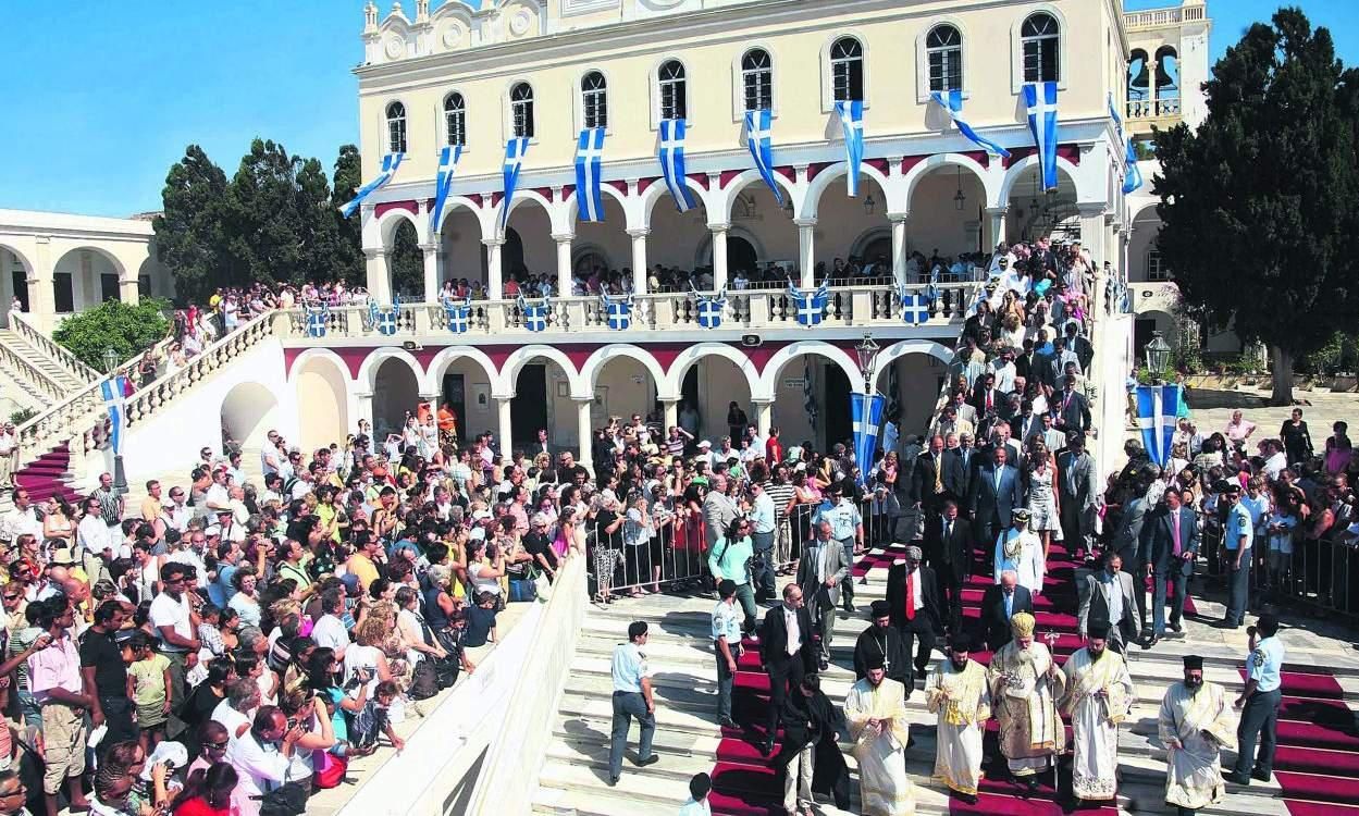 Δεκαπενταύγουστος στην Τήνο: Με λαμπρότητα η λιτάνευση της εικόνας της Παναγίας