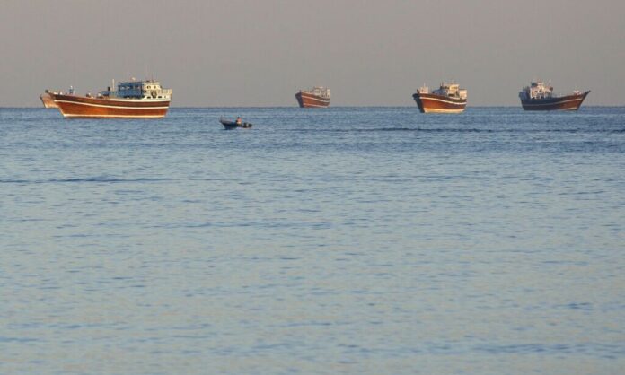 1756704-14805a3f-mideast-hormuz-strait-smugglers.jpg