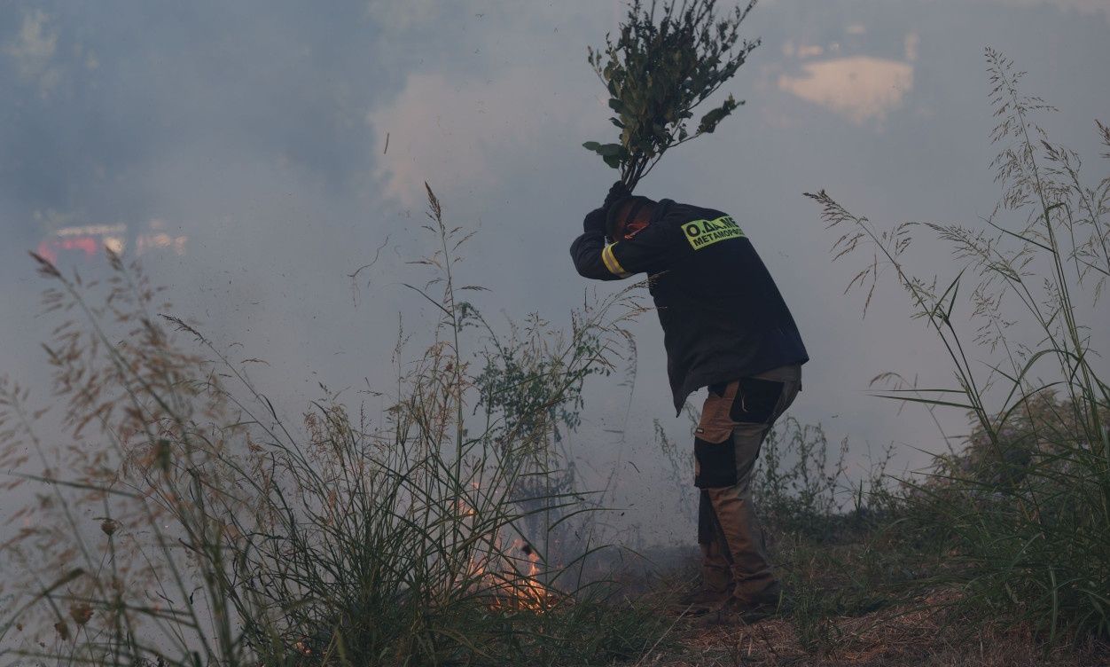 Φωτιά στον Σολομό Κορινθίας – Επιχειρούν και εναέρια, κυκλοφοριακά προβλήματα στην Ε.Ο.
