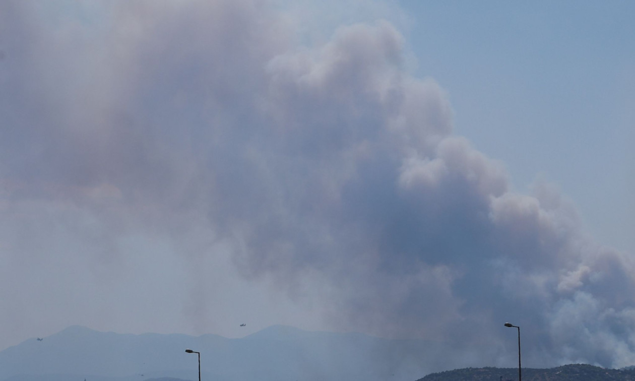 Φωτιά στη Σαλαμίνα – Δήμαρχος νησιού: Έχουν καεί σπίτια – Σε ετοιμότητα πλωτά μέσα για εκκενώσεις