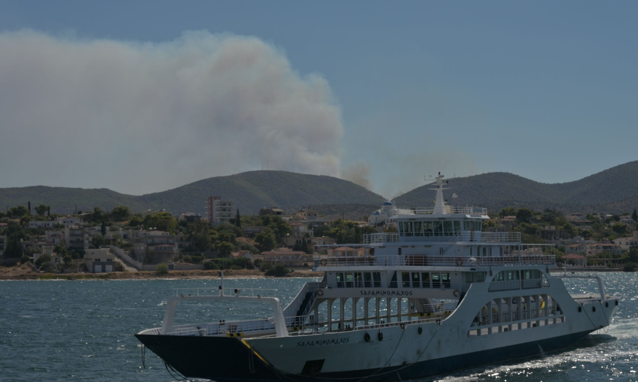 Φωτιά στη Σαλαμίνα: Απομακρύνθηκαν 90 άτομα διά θαλάσσης από Σατερλί και Κολώνες
