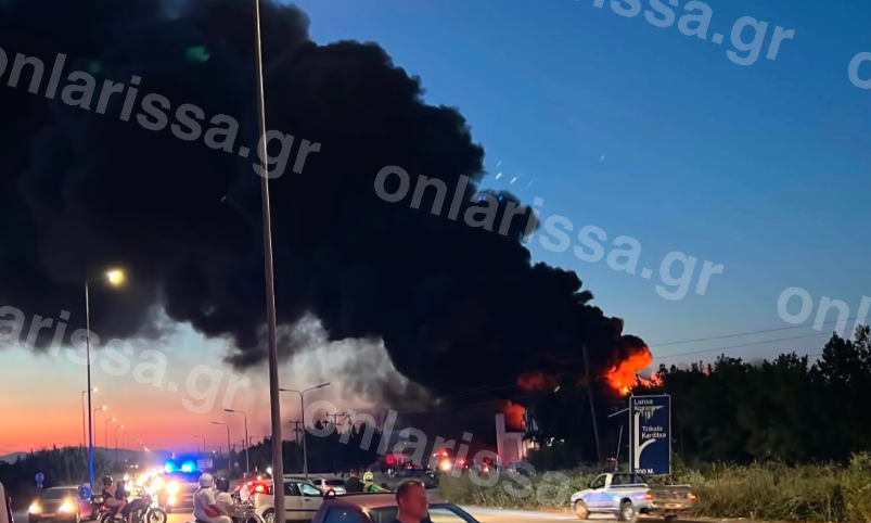 Συναγερμός στη Λάρισα: Ξέσπασε φωτιά σε εργοστάσιο – Πυκνοί καπνοί κάλυψαν τον ουρανό – Μήνυμα 112