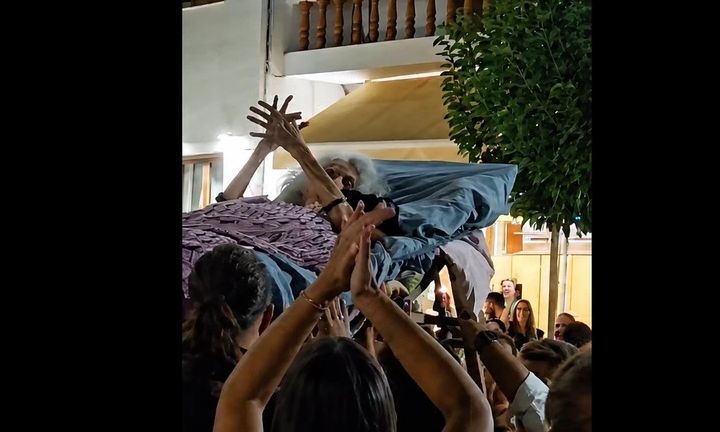 Κρήτη: Μοντέλο του Νταλί η ηλικιωμένη που την μετέφεραν με ξαπλώστρα σε πανηγύρι – Ποια είναι