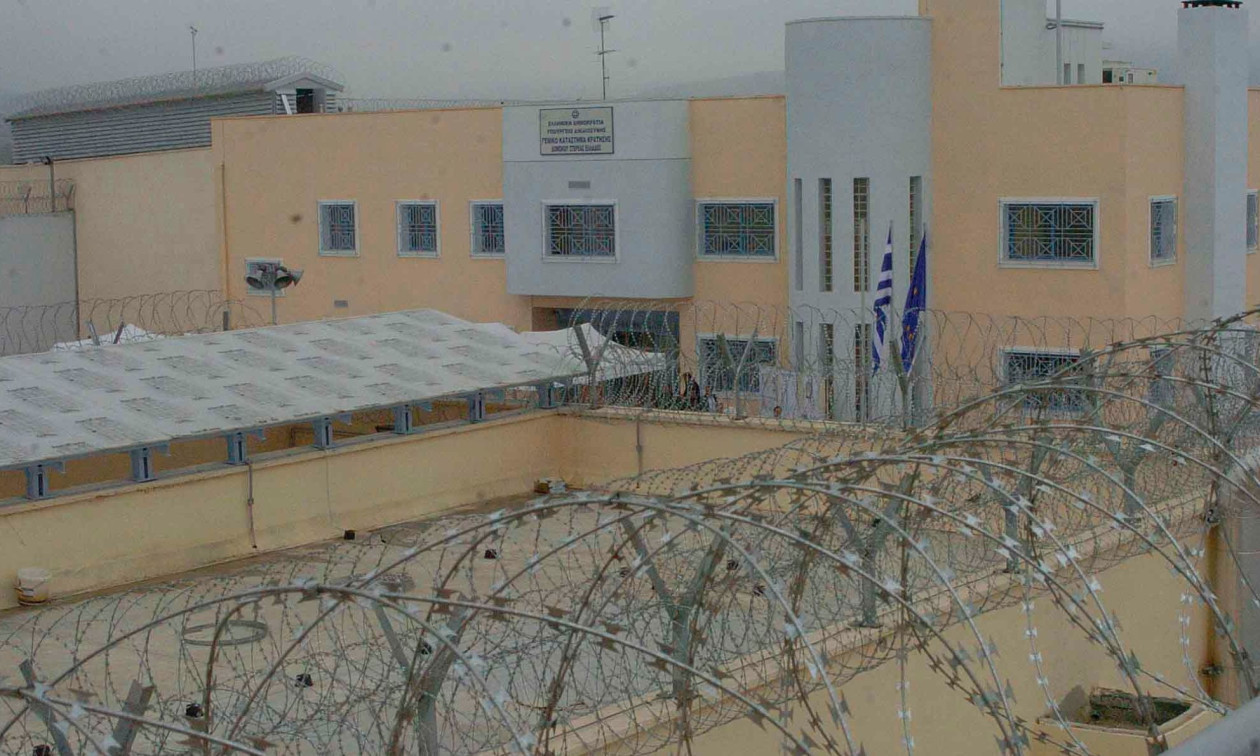 Συνελήφθη φρουρός των φυλακών Κορυδαλλού που ξυλοκόπησε τον ανήλικο γιο του