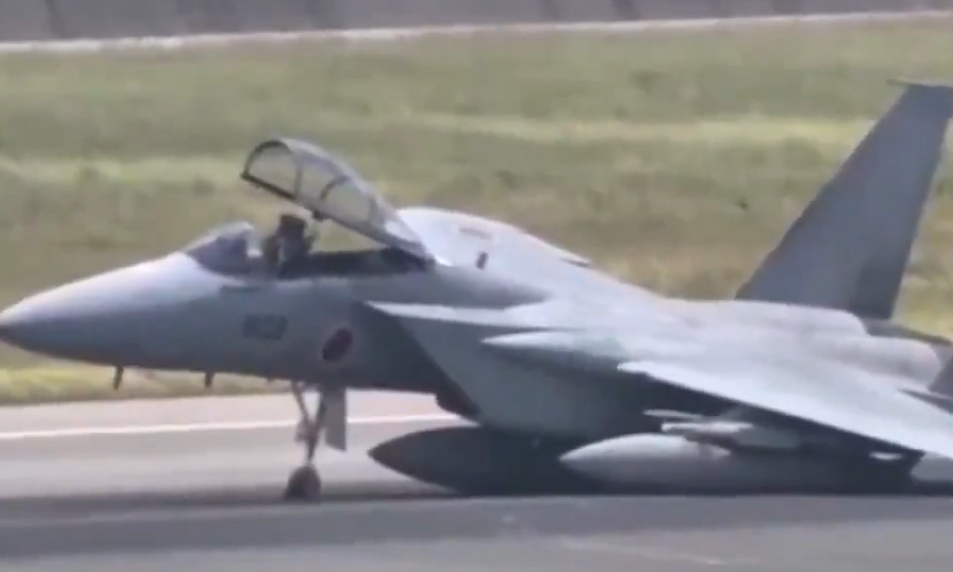 Ανώμαλη προσγείωση ιαπωνικού μαχητικού F-15 στο αεροδρόμιο της Νάχα στην Οκινάουα – Βίντεο