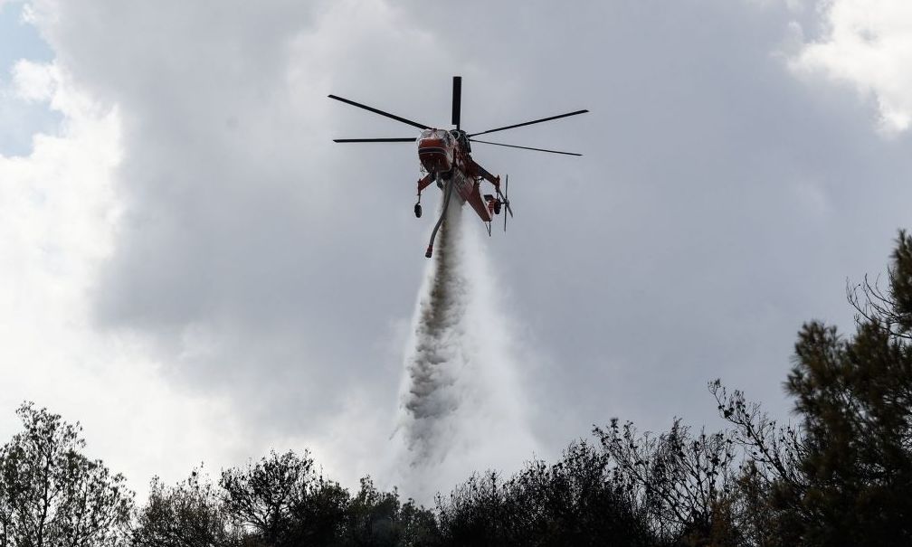 Πυρκαγιά στα Καλάβρυτα – Καίει σε δασική έκταση, πρόβλημα οι κεραυνοί