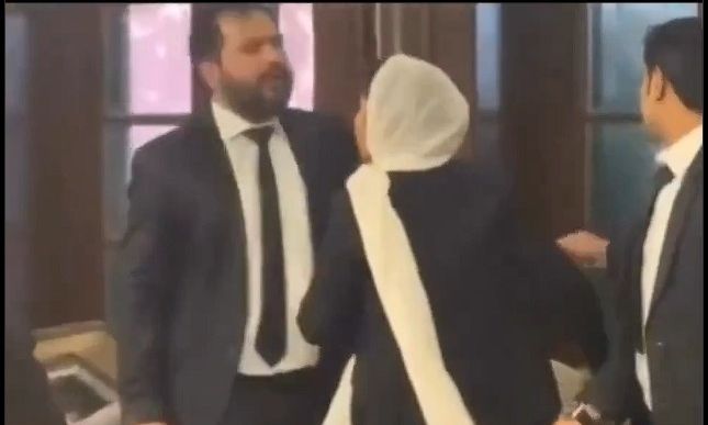 Ολέθριο λάθος: Παντρεμένος χαρίζει δώρο που κέρδισε σε συνάδελφό του – Η γυναίκα του καταφτάνει 