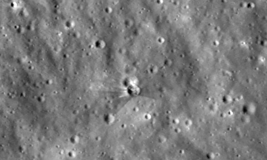 SpaceX: Έτσι είναι ο κρατήρας στη Σελήνη μετά τη σύγκρουση του πυραύλου – Νέες εικόνες της NASA