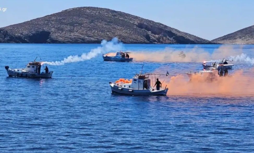 Θρήνος στην κηδεία του δημάρχου Φούρνων: Με αναμμένους πυρσούς τον υποδέχτηκαν οι κάτοικοι – Βίντεο