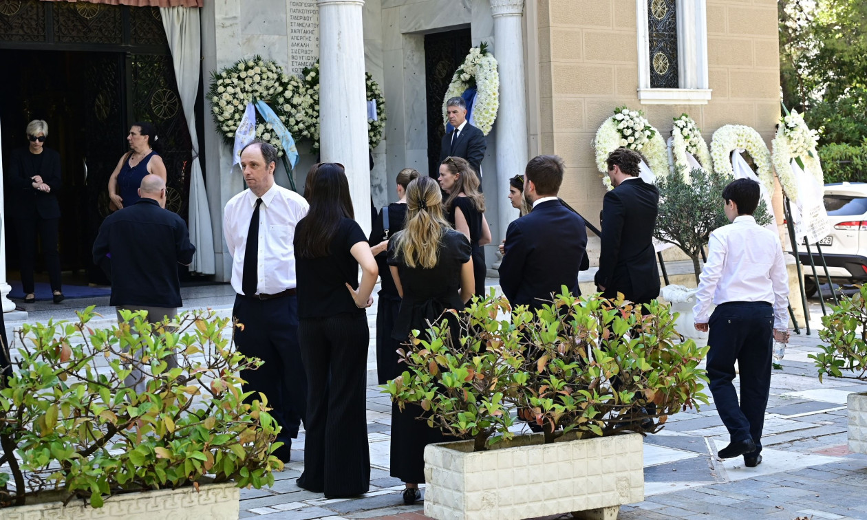 Κηδεία Στέφανου Μάνου: Το τελευταίο «αντίο» στον πρώην υπουργό – Ποιοι έδωσαν το «παρών»
