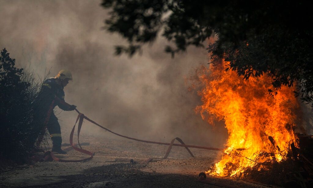 Δύο συλλήψεις για πρόκληση πυρκαγιών σε Ανατολική Αττική και Εύβοια